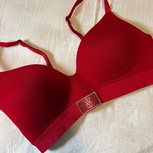 VICTORIA’S SECRET | T SHIRT LIGHTLY LINED WIRELESS BRA